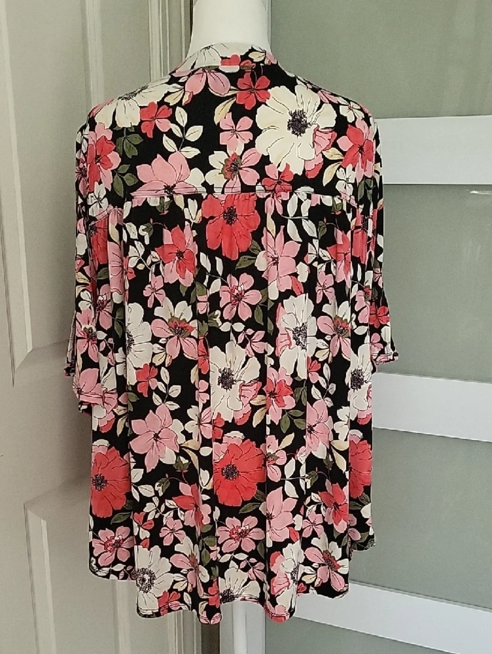 Lane Bryant Floral Blouse Size 26/28 Black Pink Flowy V-Neck Top - Picture 5 of 9
